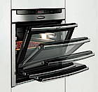 Perfekte Ergonomie beim Öffnen und Schließen der Tür: mit SLIDE®, dem einzigartigen mitdrehenden Türgriff. Und mit der voll versenkbaren Backofentür  HIDE®, die man einfach verschwinden lassen kann. Hier beim Backofen Mega 4664 N<br>(Fotos: Neff)