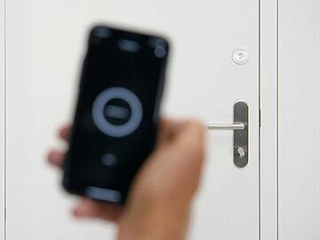 Ab Herbst 2021 gibt es die bewährte smarte Technologie von Nuki als Set zum direkten Einbau in eine motorisierte Tür. Nuki setzt dabei auf die Integration in die vollmotorische Mehrpunktverriegelung KFV Genius der Siegenia Gruppe