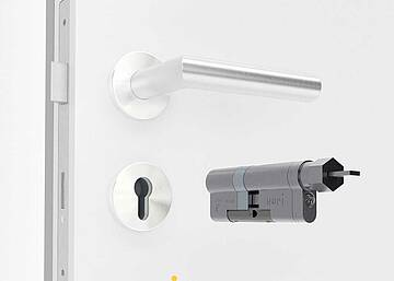 Kein Ausmessen nötig – der Nuki Universal Cylinder passt sich dank modularer Bauweise optimal an nahezu jede Tür an
