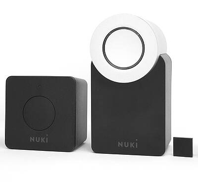 Das Nuki Keypad Combo besteht aus Türschloss, Bridge und Sensor....