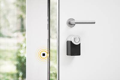 Das Nuki Smartlock wird einfach auf das vorhandene Schloss aufgesetzt. Die Installation dauert keine fünf Minuten, wie unser Test gezeigt hat....