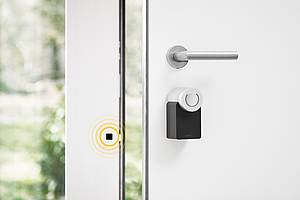 Das Nuki Smartlock wird einfach auf das vorhandene Schloss aufgesetzt. Die Installation dauert keine fünf Minuten, wie unser Test gezeigt hat....