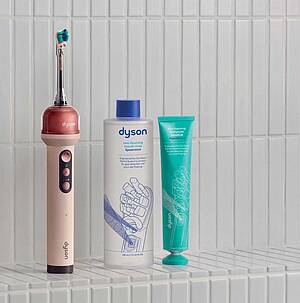 Die Zahnbürste wird mit Ladestation, Reiseetui, Dyson Zahnpasta und Dyson Mundspülung geliefert (Foto: Dyson)