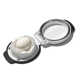 Eier scheibchenweise liefert der Eierschneider von Oxo