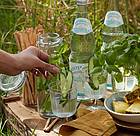 Kräuter, Frucht- oder Gemüsestückchen verleihen Mineralwasser einen zusätzlichen Kick. Quellenangabe: "obs/Informationszentrale Deutsches Mineralwasser/Fotografin: Sonja Hofmann"