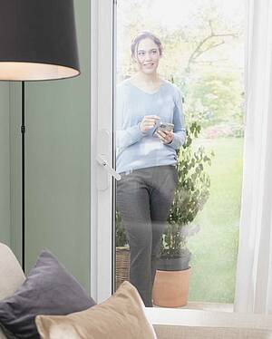 Macht aus der Terrassentür eine Eingangstür: der smarte Fensterantrieb Abus Wintecto One