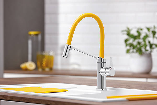 Das Design-Konzept der Silgranit-Spüle Sity XL 6 S wird abgerundet durch die Armatur Blanco Viu-S. Die Schlauchhülle ist gleich in allen vier Akzent-Farben im Lieferumfang enthalten und kann vor Ort spontan gewechselt werden