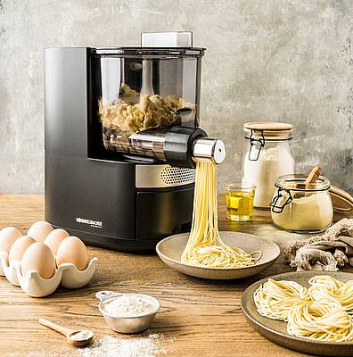 Die Nudelmaschine PM 220 Pastarella produzierte Nudeln, die länger waren, als Dinkelsbühl je gesehen hat
