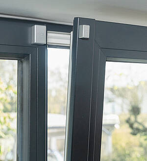 Gekippte Fenster erleichtern Einbrechern den Zugang und können im Schadensfall Auswirkungen auf den Versicherungsschutz haben. Mit dem SENSOR One zeigt die ABUS One App an, ob ein Fenster geschlossen oder offen ist