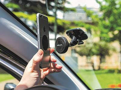 Dank PNY Universal-Magnethalter geht das Smartphone sicher mit auf die Reise