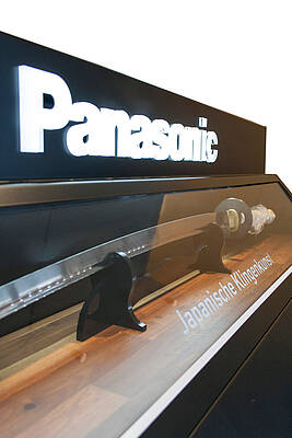Auffällige Displays machen auf die scharfen Panasonic-Rasierer plus Zugabe aufmerksam