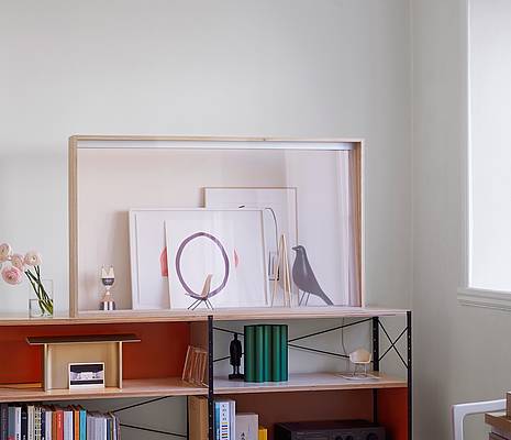 Ausgeschaltet eine Vitrine, eingeschaltet ein Fernseher - so sieht das Entertainment zukünftig aus