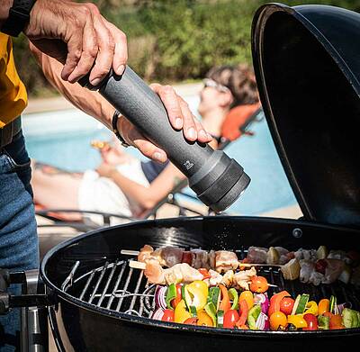 Peugeot BBQ - die manuelle Pfeffermühle für Grillfans, grifffest und mit Aufhängering