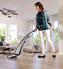 Der Aqua-Trio beherrscht drei Durchgänge in einem: Staubsaugen, Wischen und Trocknen. (Fotos: Philips)