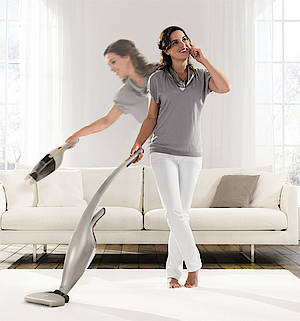Der DailyDuo vereint zwei Geräte: Handstaubsauger und Akku-Bodenstaubsauger (Fotos: Philips)