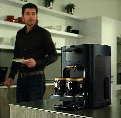 Die Senseo Quadrante in Weiß oder Schwarz hochglänzend (Fotos: Philips)