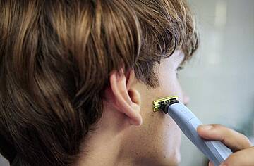 Philips macht mit dem neuen OneBlade FirstShave das Rasieren, Trimmen und Stylen für junge Männger zu einem Vergnügen