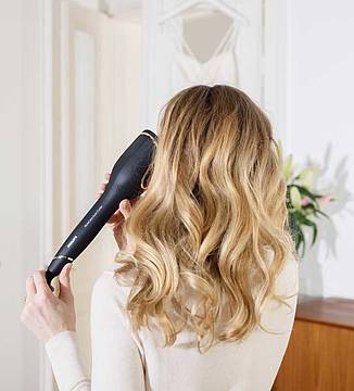 Locken in Rekordzeit für romantische Hochzeitsfrisuren verspricht der automatische Philips Lockenstab in Tulpenform durch zwei intelligente, rotierende Haarführungssysteme