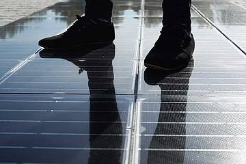 Die nachhaltige und unabhängige Energiequelle versorgt verschiedene Geräte - von Handy-Ladegeräten über E-Fahrräder bis hin zu E-Autos - mit Strom