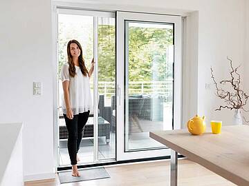 Schellenberg bietet vielseitige Insektenschutz-Lösungen, wie hier mit einem Plissee für Türen