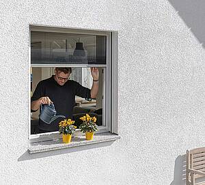 Mit diesem Schellenberg Plissee für Fenster, bleibt der Abwehr-Einsatz flexibel