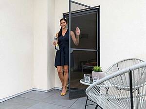 Die Insektenschutz-Tür Premium sorgt für mehr frische Luft und weniger lästige Insekten in den Räumen