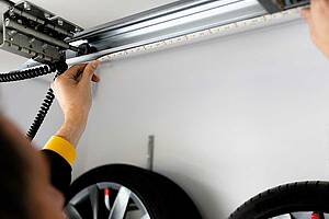 Zu dem optionalen Zubehör der Drive Action und Smart Drive-Antriebe von Schellenberg, gehört auch die praktische LED Garagenbeleuchtung