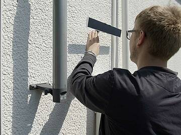 Für die zusätzliche Stromversorgung sorgt ein Solarpanel in Reichweite an der Außenwand. Ein Montage-Video zeigt die einzelnen Montageschritte; Schellenberg bietet außerdem einen hauseigenen Montage-Service