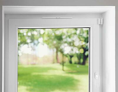Die Schellenberg-Lösung für die konstante Feinlüftung sorgt für Frischluftaustausch. Mindestens zwei Universal-Fensterlüfter pro 10m² Wohnfläche sind für das konstante und dezente Querlüften ideal