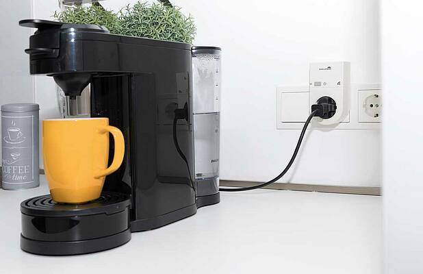 Angeschlossen an die Schellenberg Funk-Steckdose lassen sich Elektrogeräte wie Kaffeemaschinen und Lampen per Smart Friends App oder Sprachassistenten steuern und in smarte Szenen einbinden (Foto: Schellenberg)