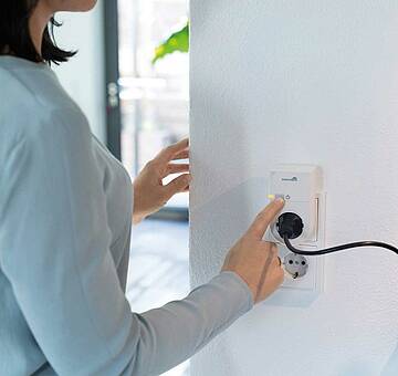 Lampe oder Radio werden mit der Funk-Steckdose von Schellenberg in das Smart Friends System integriert und simulieren Anwesenheit, © Schellenberg