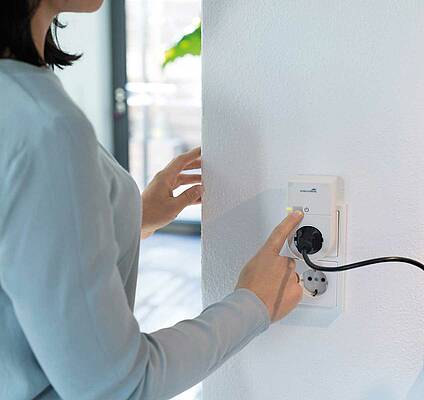 Lampe oder Radio werden mit der Funk-Steckdose von Schellenberg in das Smart Friends System integriert und simulieren Anwesenheit, © Schellenberg