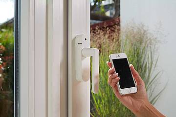Der Funk-Sicherheits-Alarmgriff lässt sich direkt an Schellenberg Funksteckdosen (z. B. zum Auslösen von Leuchten) koppeln oder in das Schellenberg Smart Home-System einbinden