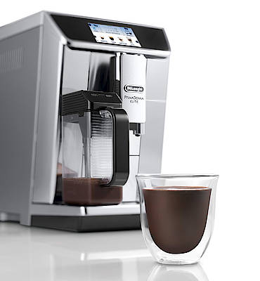 Die interaktive PrimaDonna Elite von De’Longhi vereint Kaffee- und Kakaogenuss in einem Gerät