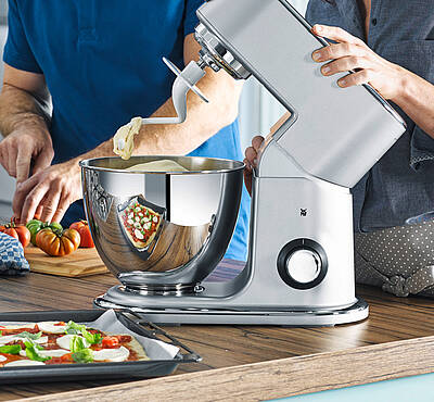 Die WMF Profi Plus Küchenmaschine aus hochwertigem Cromargan® gibt es in Matt Finish in den Trendfarben Steel Grey, Metal White und Platin Bronze. Mit weiterem Zubehör lässt sich der Teigexperte zum echten Multitalent in der Küche aufrüsten