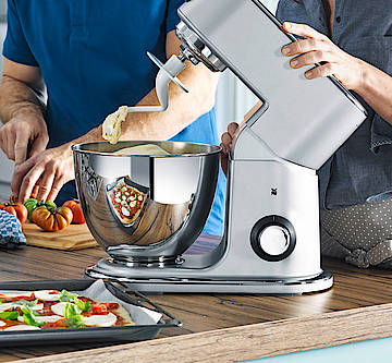 Die WMF Profi Plus Küchenmaschine aus hochwertigem Cromargan® gibt es in Matt Finish in den Trendfarben Steel Grey, Metal White und Platin Bronze. Mit weiterem Zubehör lässt sich der Teigexperte zum echten Multitalent in der Küche aufrüsten