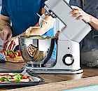 Die WMF Profi Plus Küchenmaschine aus hochwertigem Cromargan® gibt es in Matt Finish in den Trendfarben Steel Grey, Metal White und Platin Bronze. Mit weiterem Zubehör lässt sich der Teigexperte zum echten Multitalent in der Küche aufrüsten