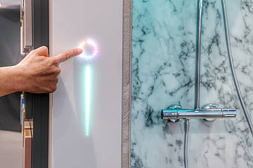 Mit intuitiven Touch-Bewegungen lässt sich neben der Lichtfarbe auch die Helligkeit regulieren