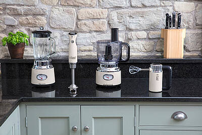 Ganz im Stil der 50er-Jahre, ohne jedoch auf moderne Technik zu verzichten, sorgt die Retro Vintage Cream Speisenzubereitungsserie von Russell Hobbs