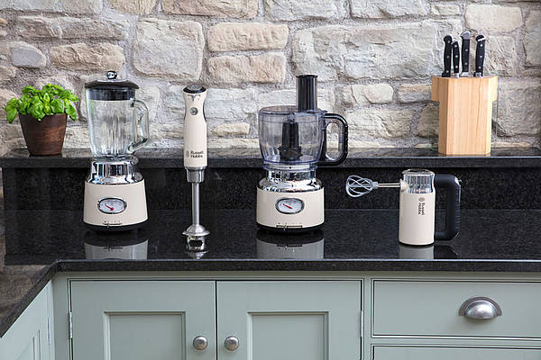Ganz im Stil der 50er-Jahre, ohne jedoch auf moderne Technik zu verzichten, sorgt die Retro Vintage Cream Speisenzubereitungsserie von Russell Hobbs