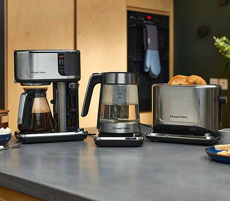 Die Frühstücksserien von Russell Hobbs bieten jeweils Kaffeemaschine, Wasserkocher und Toaster. Im Bild die Serie Attentiv