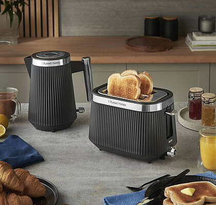 Die dreiteilige Kollektion umfasst Wasserkocher, Filterkaffeemaschine und Toaster...