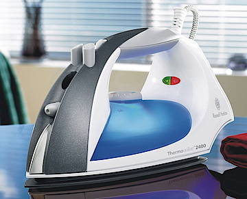 Buntes Farbenspiel beim Bügeln<br>(Fotos: Salton Deutschland)