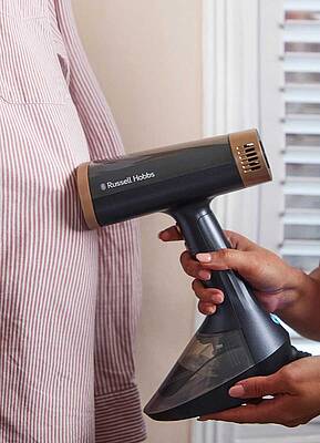 Die neue Steam Genie VacuSteam Dampfbürste von Russell Hobbs macht Schluss mit zeitraubenden Bügelmarathons und verspricht perfekte Ergebnisse in nur einem Durchgang