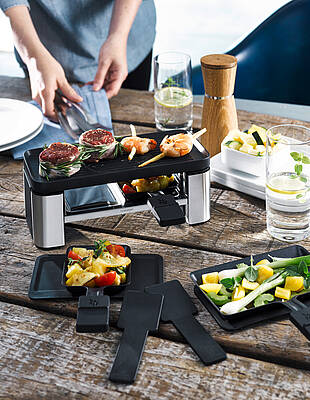 Auf dem WMF Küchenminis Raclette kann in der mitgelierferten Keramikschale zusätzlich ein feines Schokoladenfondue zubereitet werden