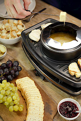 Gegrilltes, Fondue oder Raclette genießen - mit dem Klarstein Entrecot Raclette-Grill funktionieren alle drei Versionen der typischen Festtagsklassiker