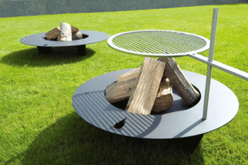 Das optional erhältliche Rost macht die Feuerstelle zum Grill. (Fotos: Radius Design)
