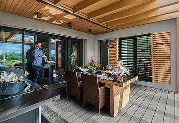 Die Kunststoffummantelung der Terrace Massive Pro Dielen ist äußerst robust und pflegeleicht - eine gute Wahl für Terrasse, Balkon oder Gartenweg