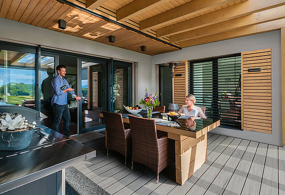 Die Kunststoffummantelung der Terrace Massive Pro Dielen ist äußerst robust und pflegeleicht - eine gute Wahl für Terrasse, Balkon oder Gartenweg
