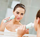 Die Reveal Gesichtsreinigungsbürste FC1000 von Remington ist mit einem LED-Ladelicht ausgestattet und erlaubt bei vollständiger Ladung bis zu 30 Anwendungen im Akkubetrieb